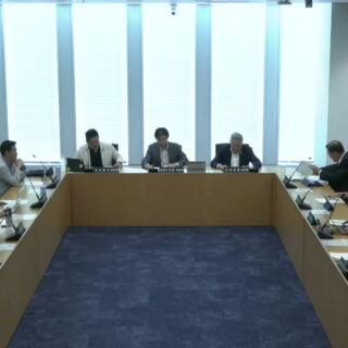 2026年9月14日の横浜市会まちづくり委員会。委員会室で審査する議員の様子（横浜市会公式録画より）