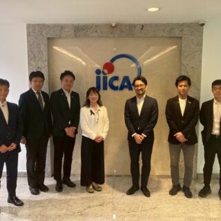 JICAタイ事務所の対応者との集合写真（報告書14ページ）