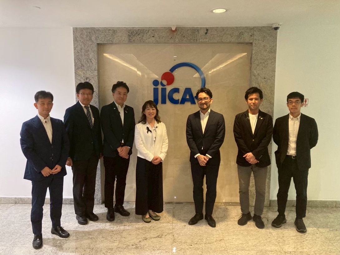 JICAタイ事務所の対応者との集合写真（報告書14ページ）