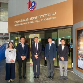 横浜市アジア事務所が入るタイ政府機関の玄関前にて（報告書25ページ）
