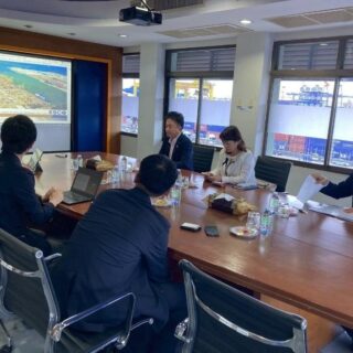 レムチャバン港で港湾・物流の説明を受ける様子（報告書29ページ）