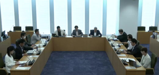 2026年9月14日の横浜市会まちづくり委員会。委員会室で審査する議員の様子（横浜市会公式録画より）