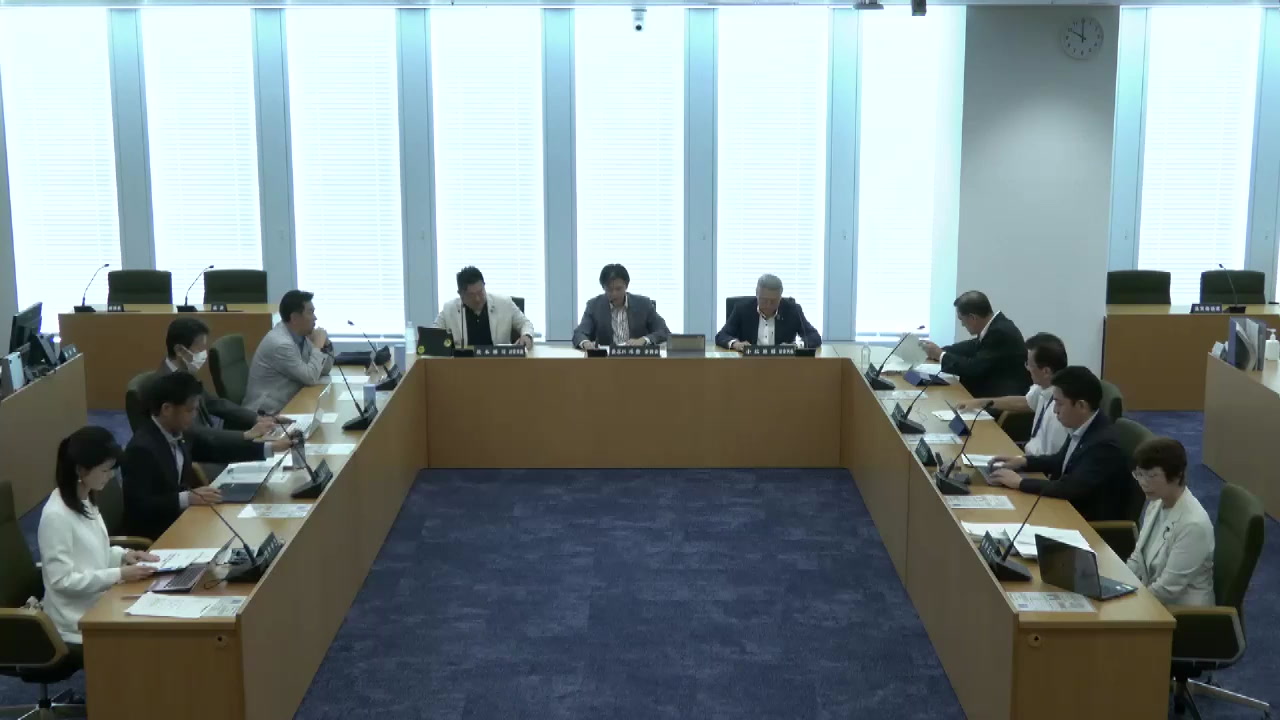 2026年9月14日の横浜市会まちづくり委員会。委員会室で審査する議員の様子（横浜市会公式録画より）
