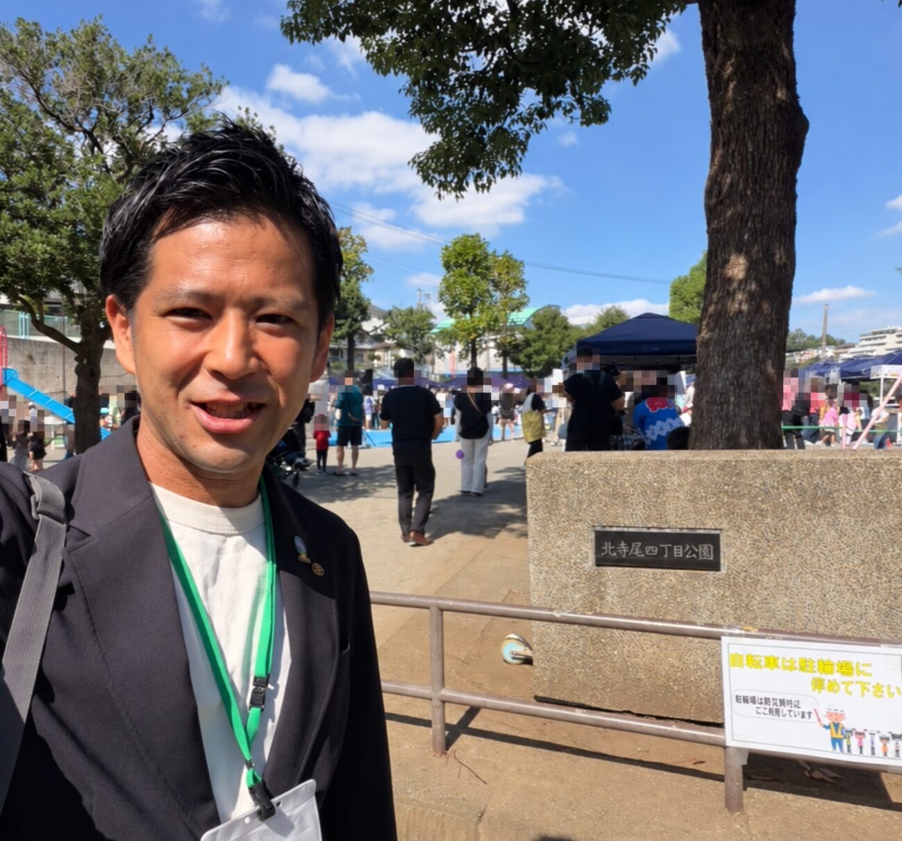 幹まつりを訪れた柏原すぐる。背景の来場者の顔を匿名化