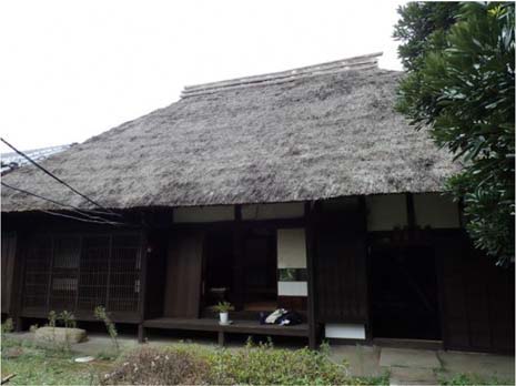 茅ぶき屋根の東寺尾６丁目の古民家外観。横浜市の2020年公開資料掲載写真。