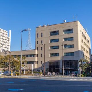 横浜市鶴見区役所の外観。介護保険担当がある区役所。写真は横浜市公式アクセス案内掲載、撮影日未記載