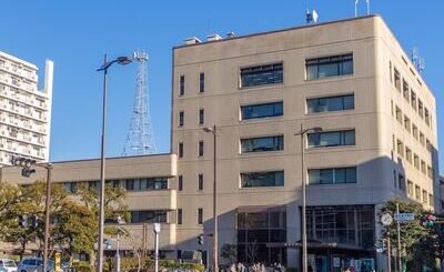 横浜市鶴見区役所の外観。介護保険担当がある区役所。写真は横浜市公式アクセス案内掲載、撮影日未記載