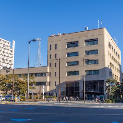 横浜市鶴見区役所の外観。介護保険担当がある区役所。写真は横浜市公式アクセス案内掲載、撮影日未記載