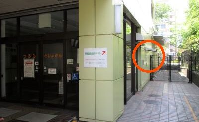 鶴見図書館正面入口右側奥にある返却ポスト